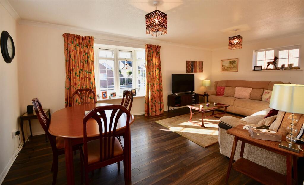 Lounge/dining room