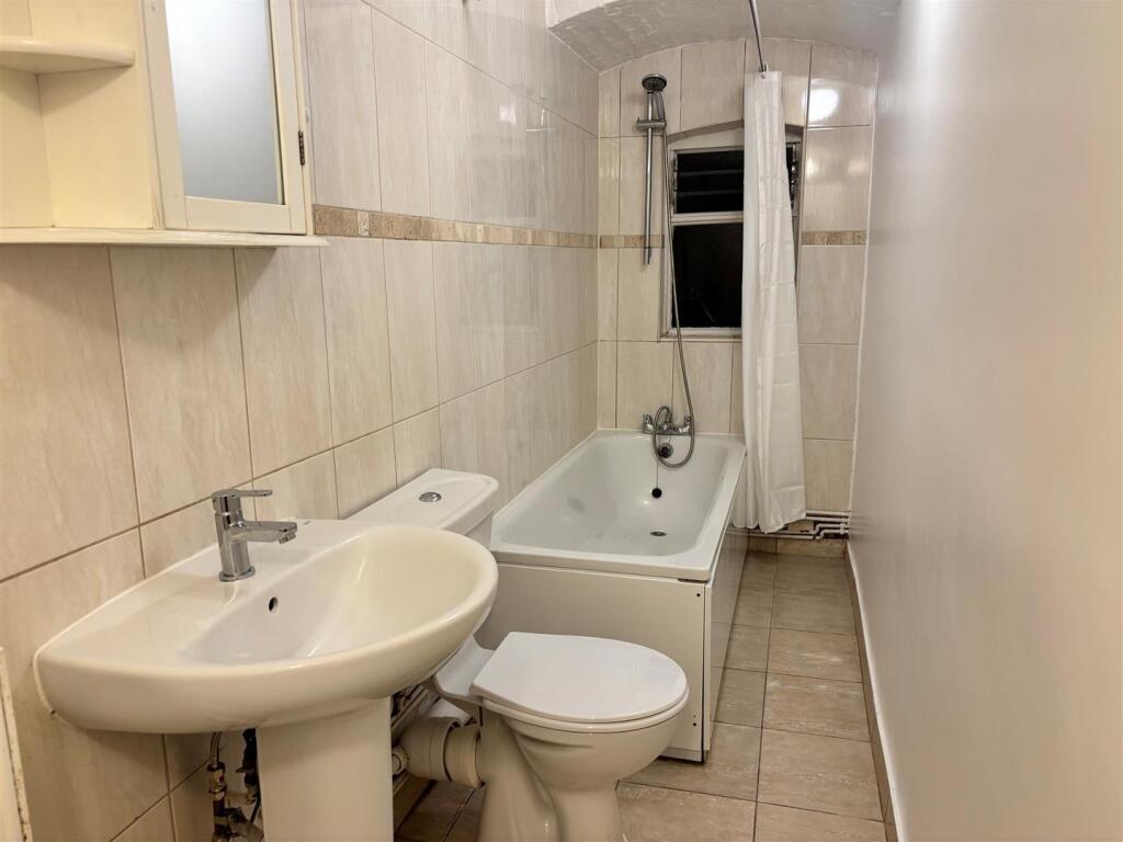 Bathroom 2.jpg