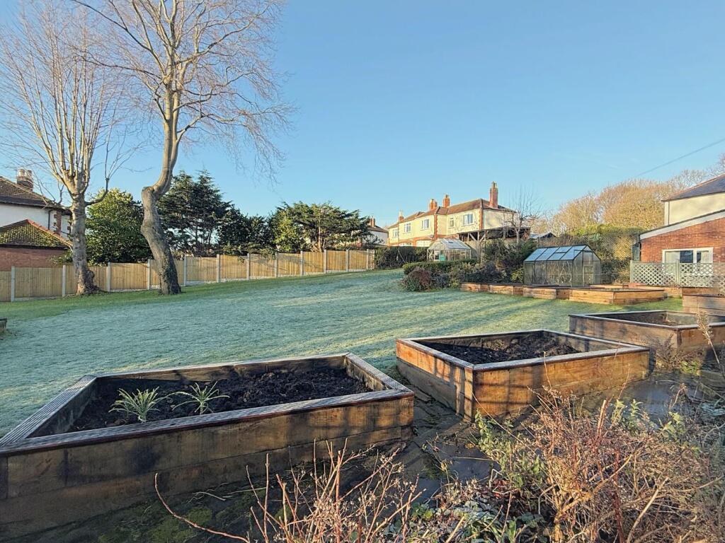 EXTENSIVE GARDEN