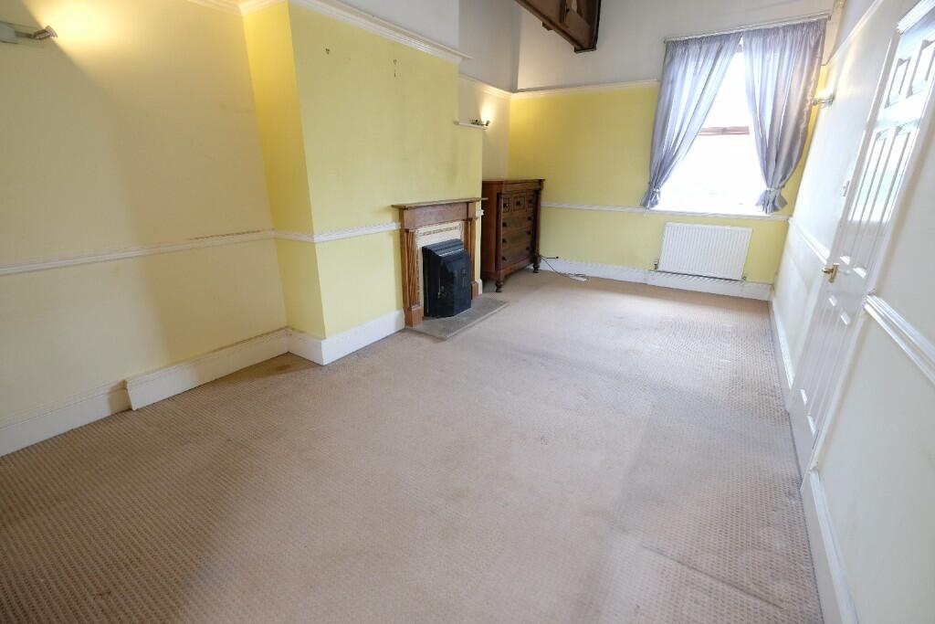 SITTING/DINING ROOM