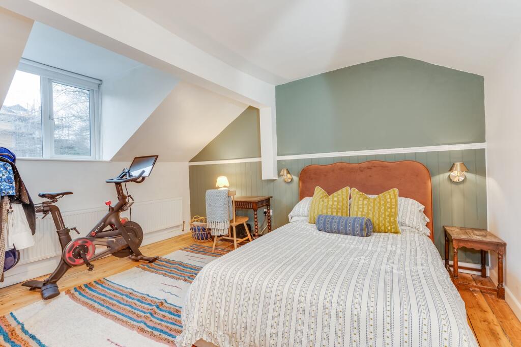 THREE DOUBLE BEDROOMS AND FABULOUS BATHROOM