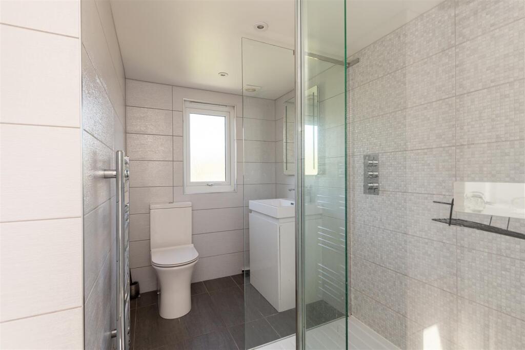 10 Birchfields bedroom4 ensuite.jpg