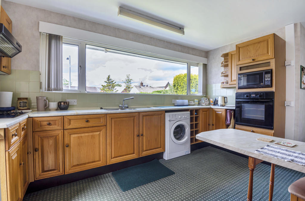 Kitchen/B'fast Room