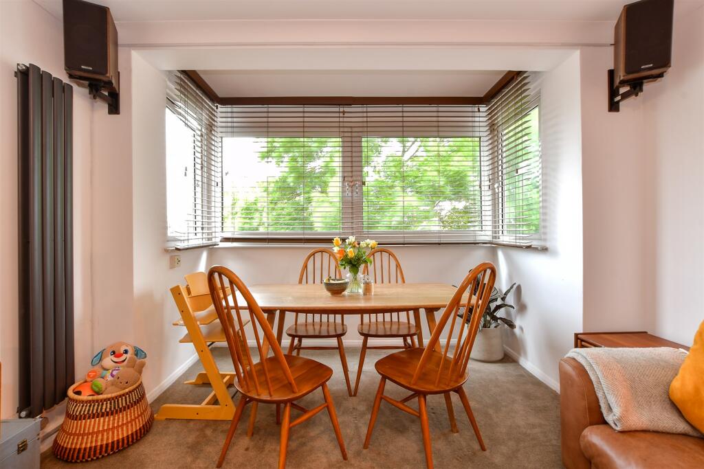 Lounge/Dining Area