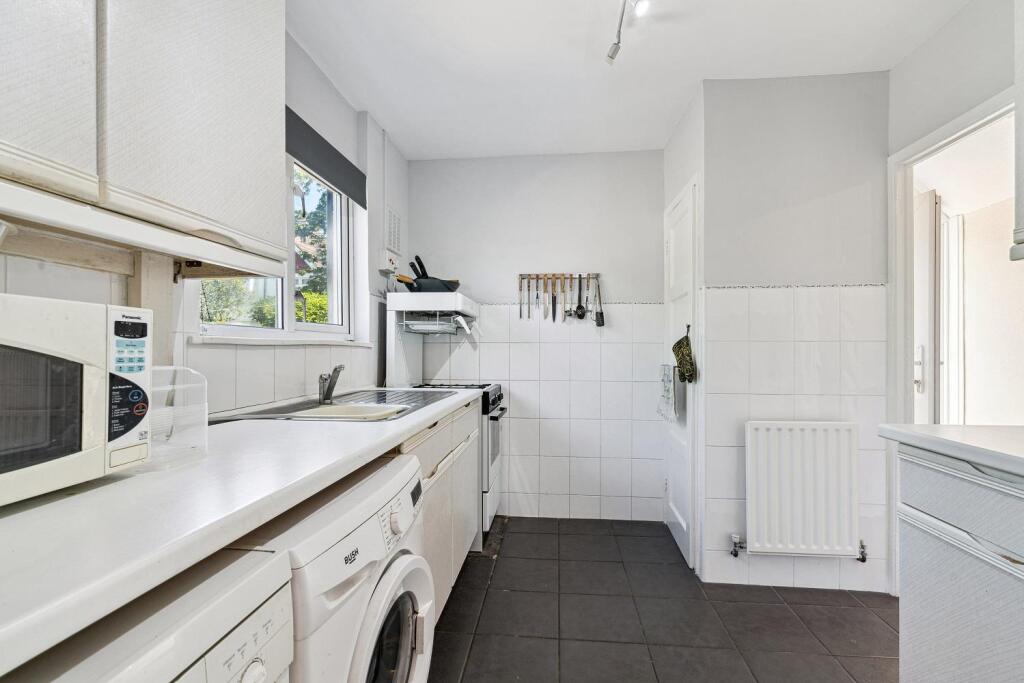 10 Watson Close, Colliers Wood, SW19 kitchen 1.jpg