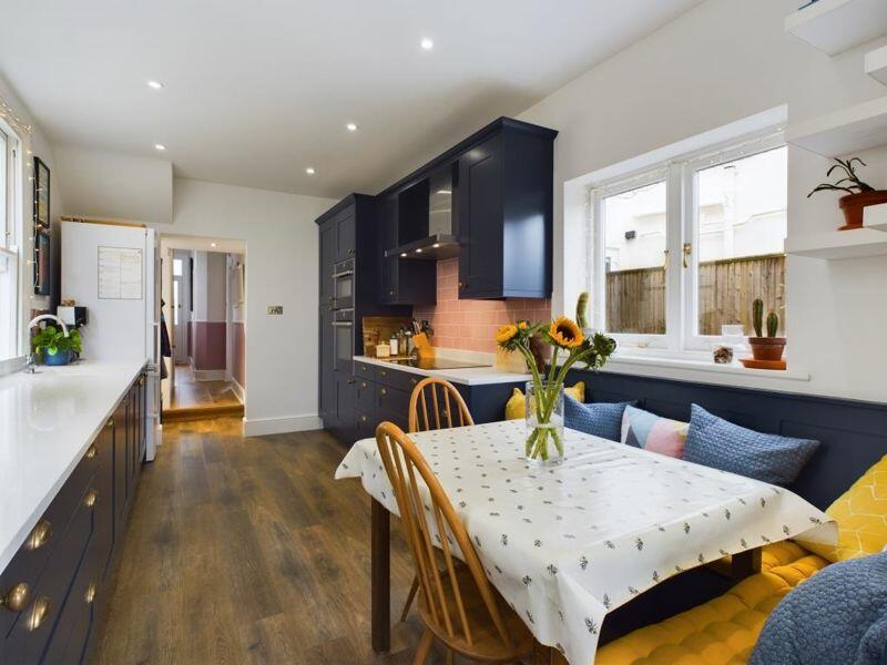 Breakfast area &amp; kitchen 