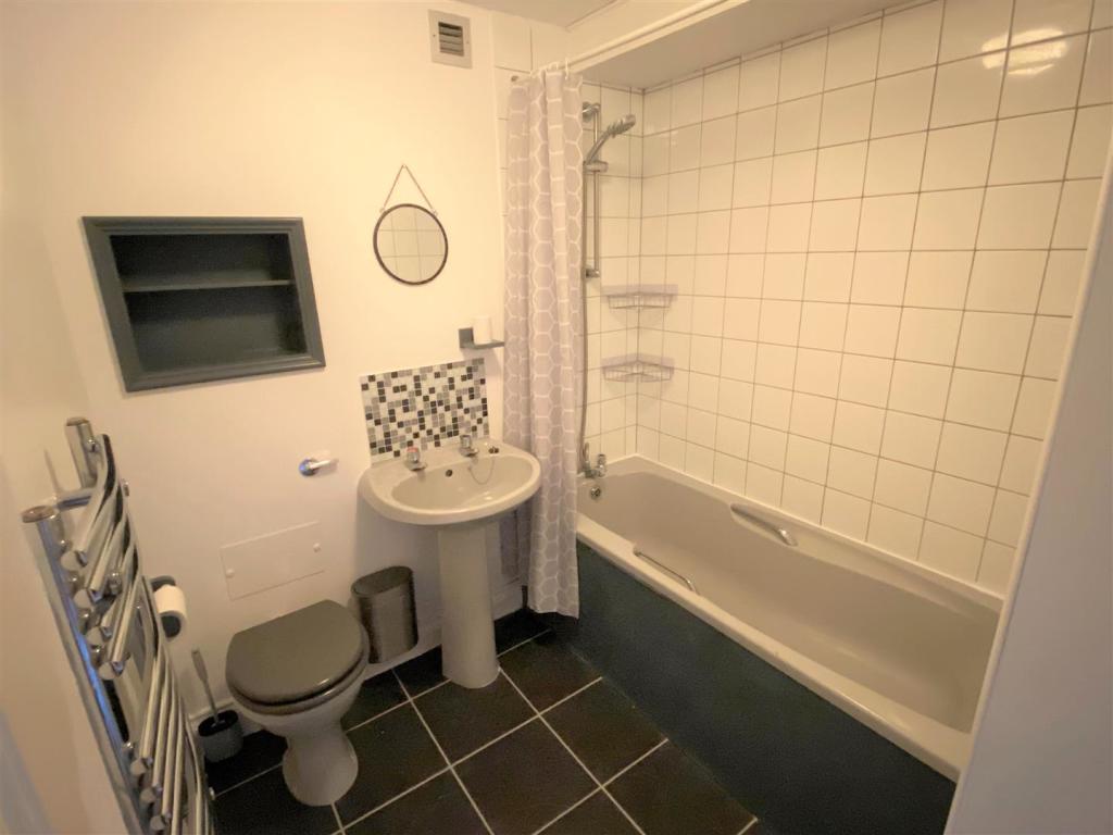 A3 Bay Apartments Bathroom