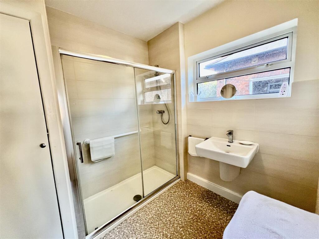 SHOWER ROOM/WC