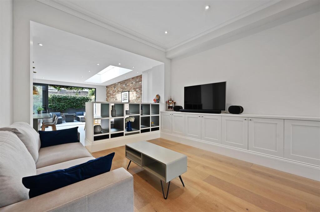 St Stephens Avenue - Reception