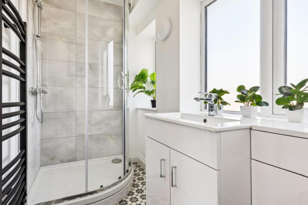 This beautifully designed bathroom suite featur...