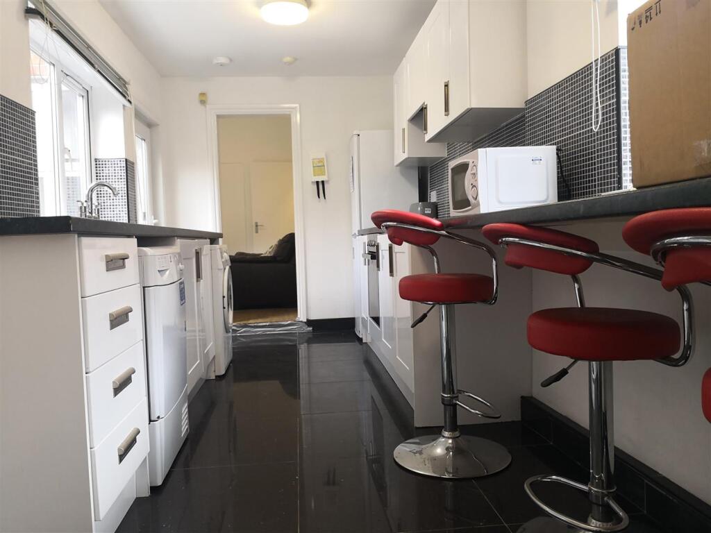 Kitchen 1.2.jpg