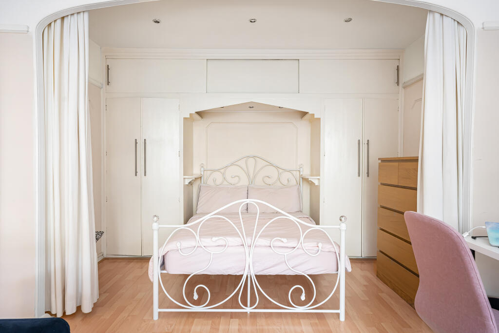 Bedroom.JPG
