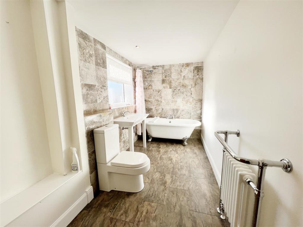 Bathroom 1.jpg