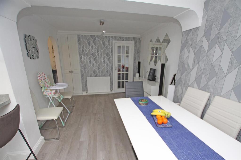 Dining room b.jpg