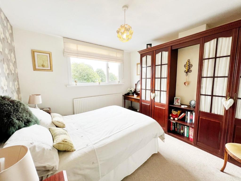 Bedroom 1 pic 1.jpg