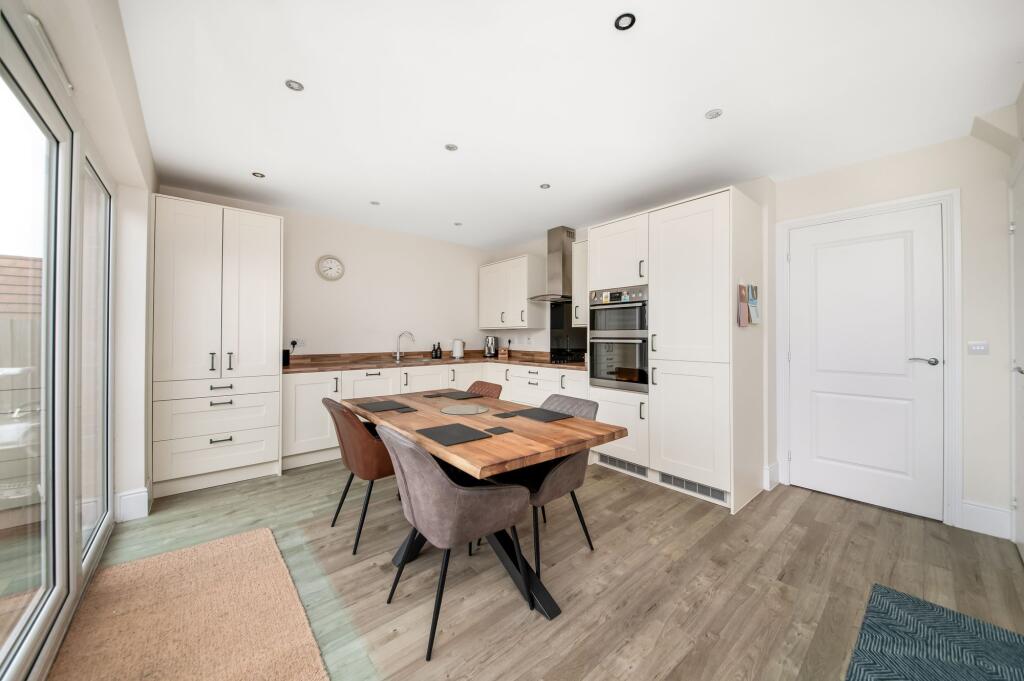 OPEN-PLAN DINING KITCHEN
