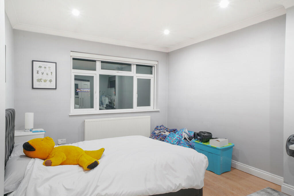 7 Woodstead Grove...