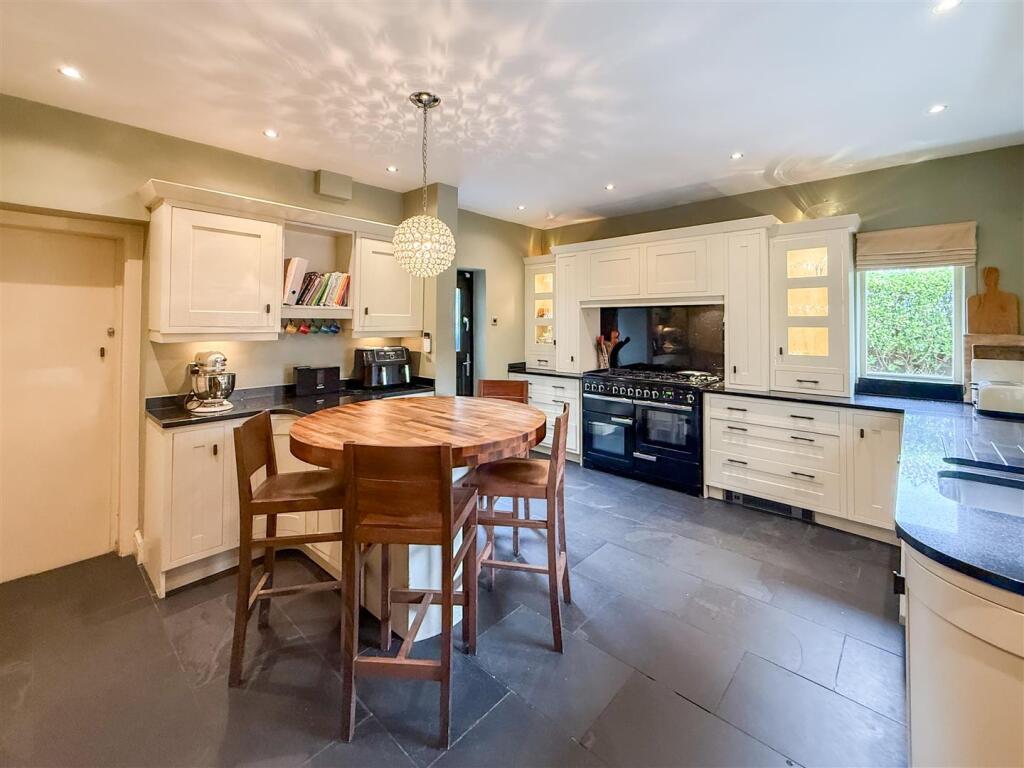 BREAKFASTING KITCHEN