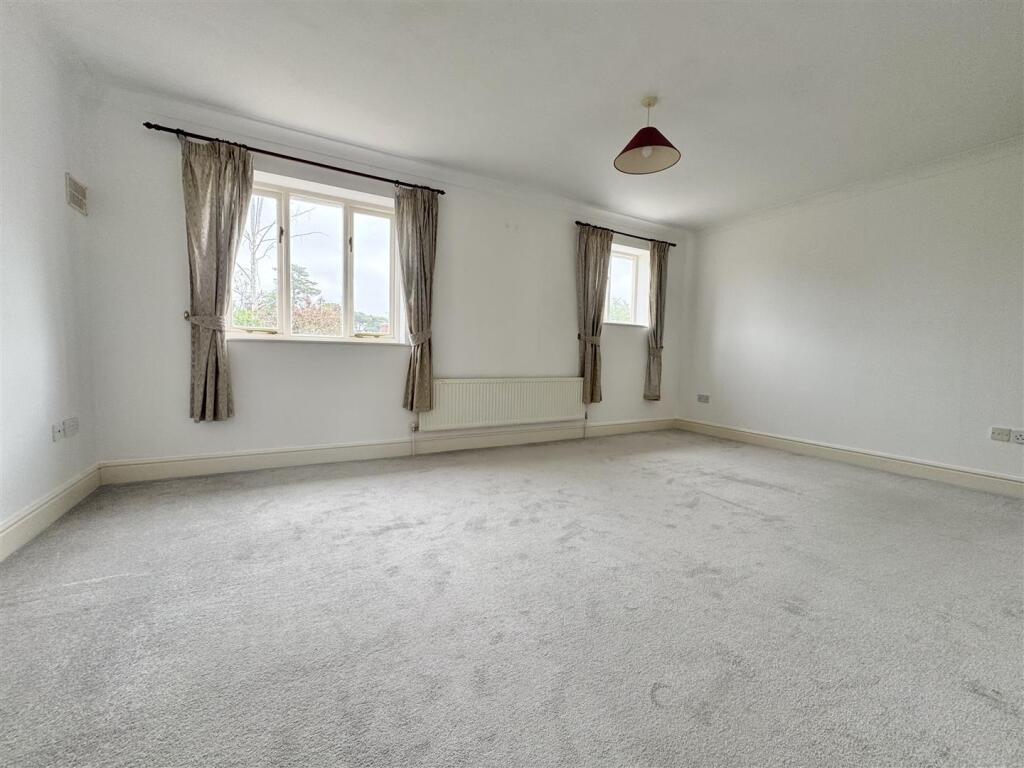 MAIN BEDROOM