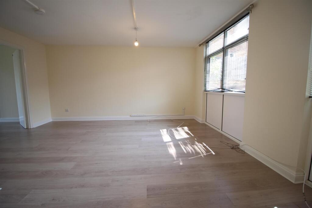 Lounge 1.JPG
