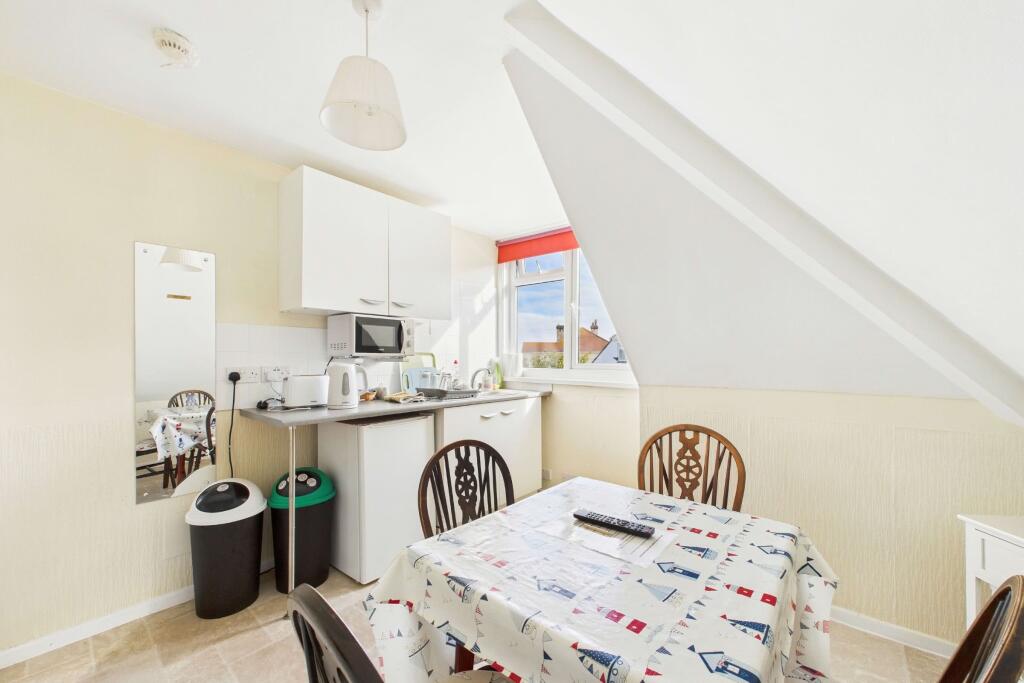 Self-contained apt: kitchen/diner