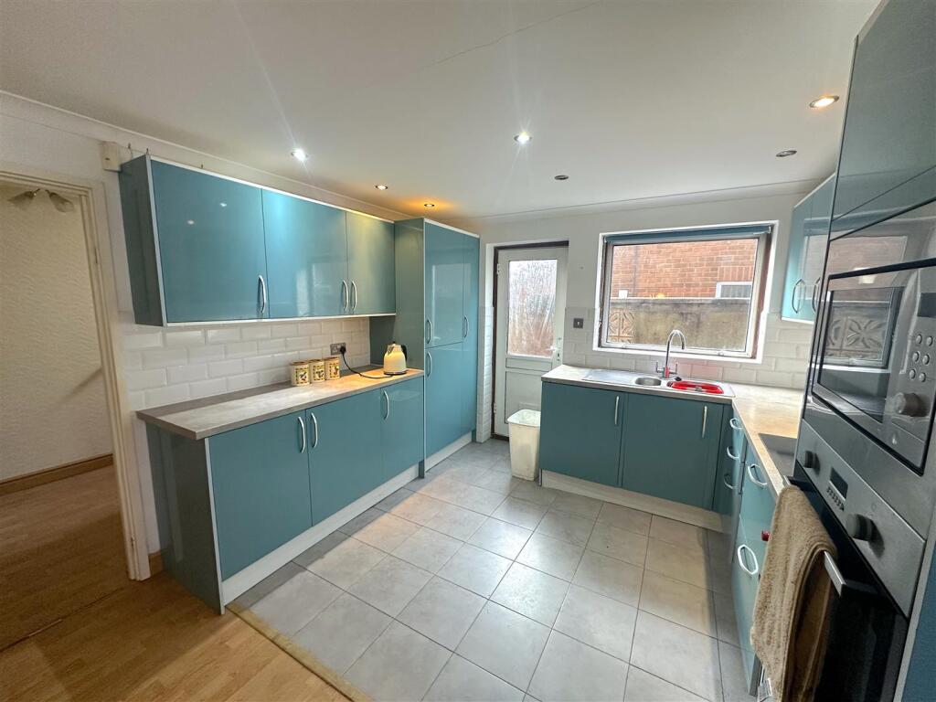 KITCHEN 2.jpg