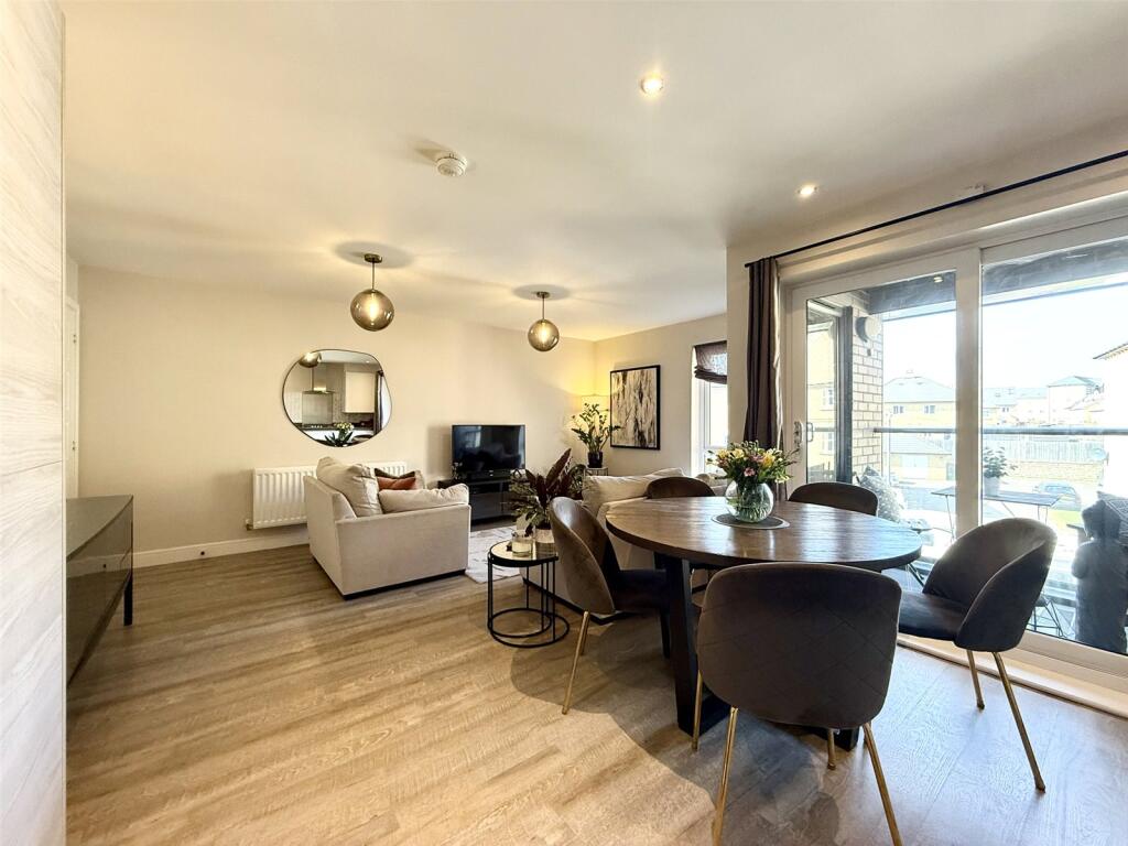 Lounge/Dining