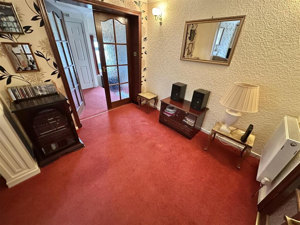 Bramleys Estate Agents - Fernlea Close - Heckmondw
