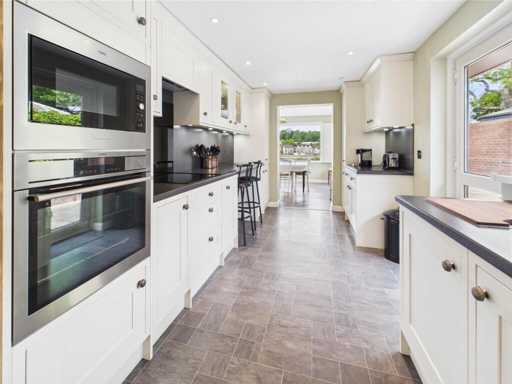 KITCHEN/BREAKFAST ROOM