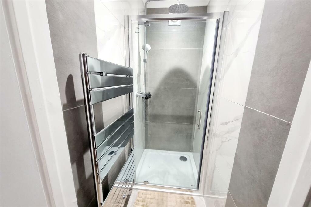 SEPARATE SHOWER: