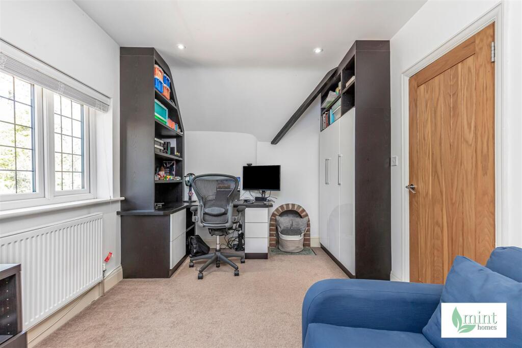 437__Woodham_Lane__Addlestone__Surrey__KT15_3QG21.