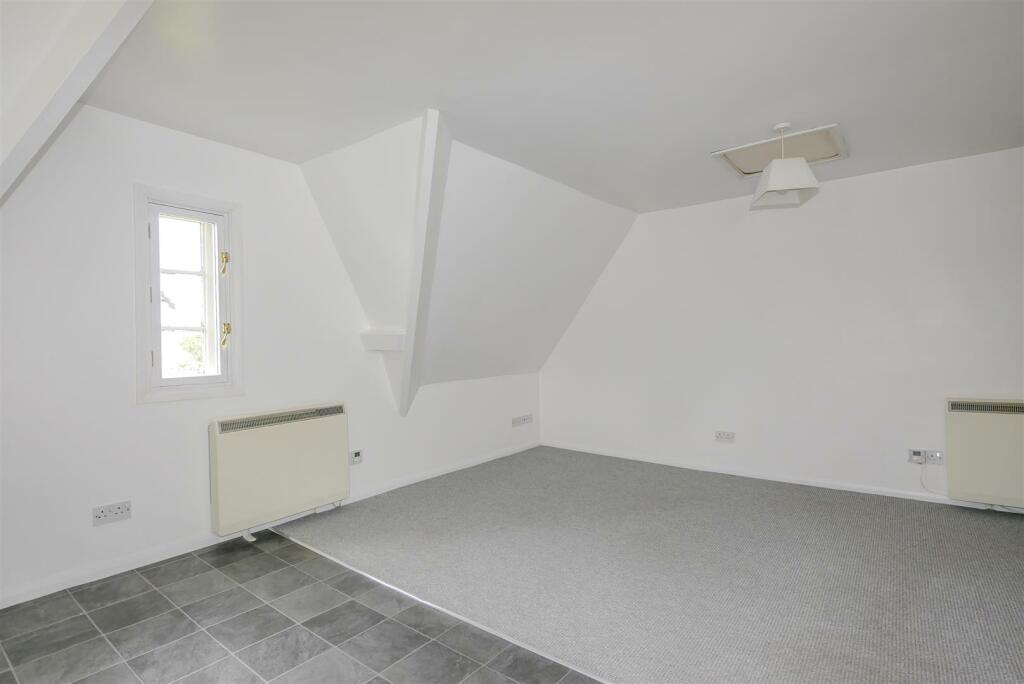 OPEN PLAN LIVING AREA