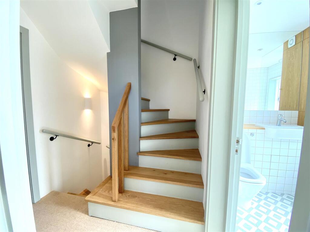 Landing 1st floor.jpg
