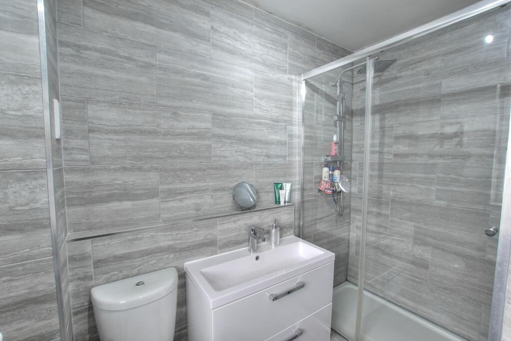 14. Master en-suite