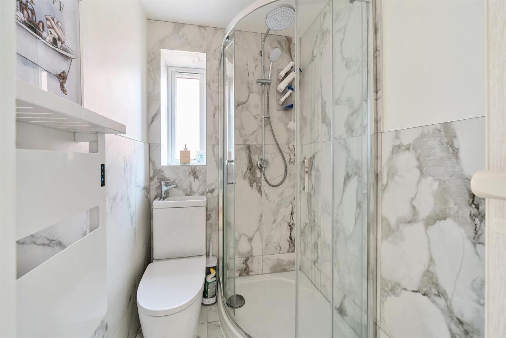 En-suite to bedroom 4