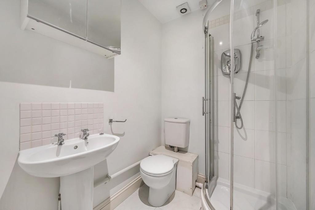 En-suite Bathroom.jpg