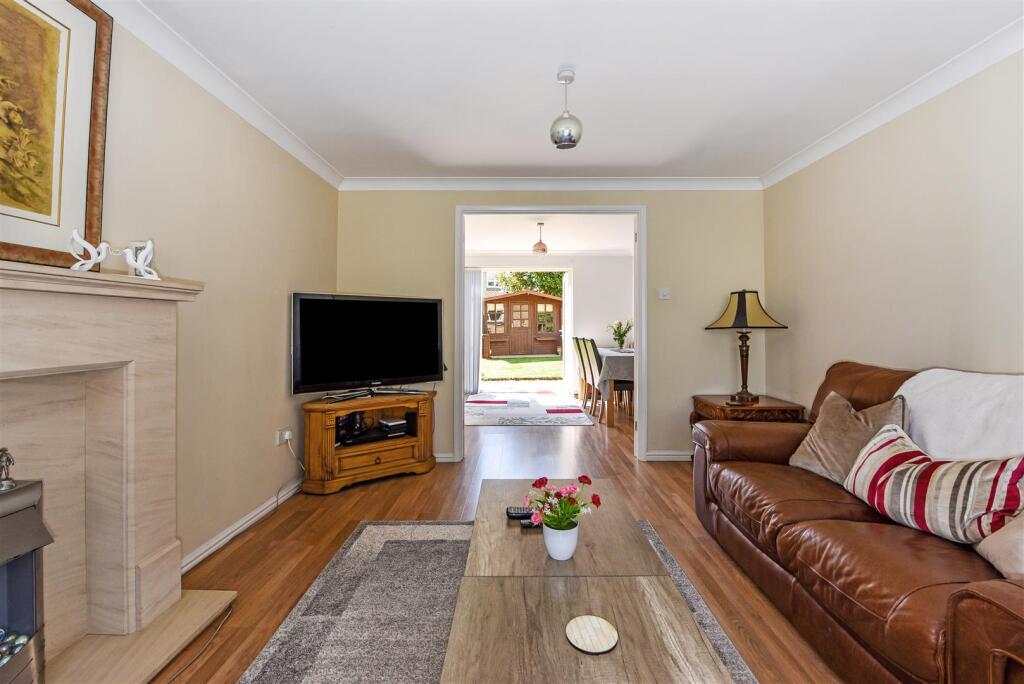 Lounge into Diner.jpg