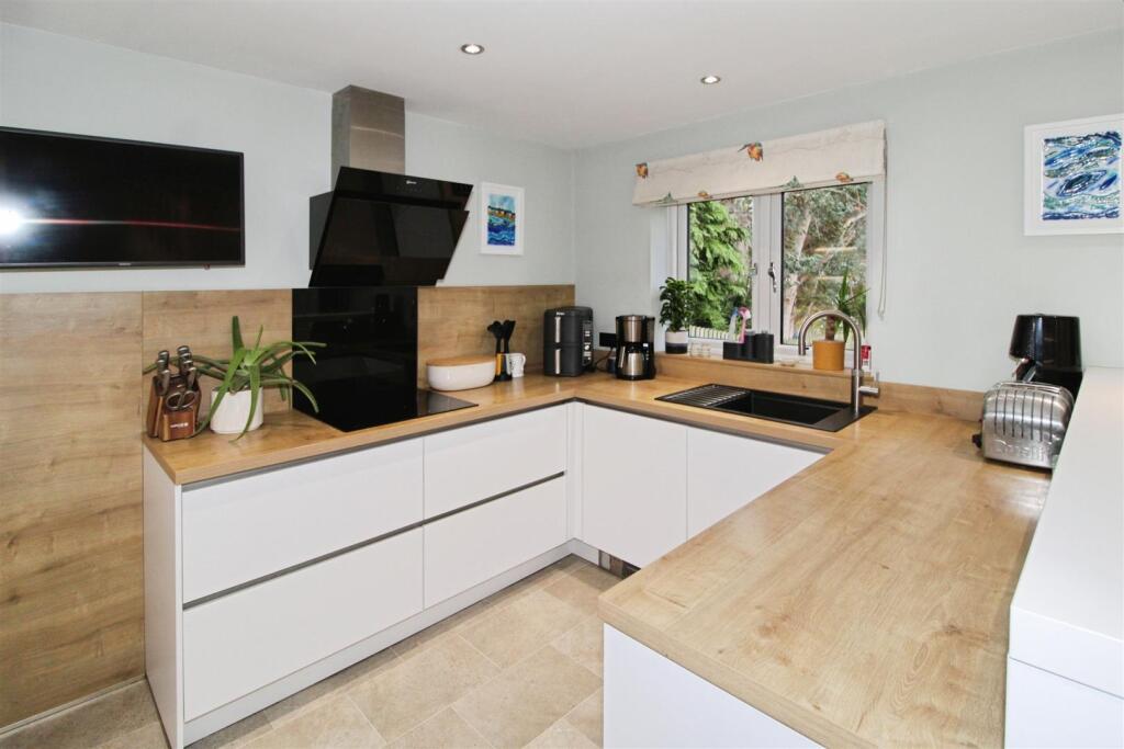 KITCHEN / BREAKFAST ROOM