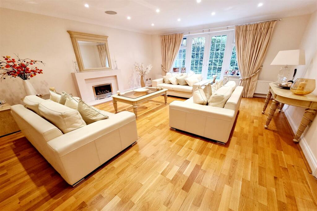 DRAWING ROOM: PIC. 1