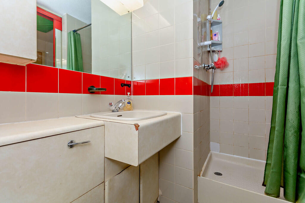 8634818-interior0...