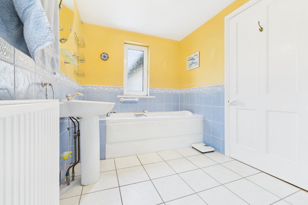 CAM04201G0-PR0075-STILL028