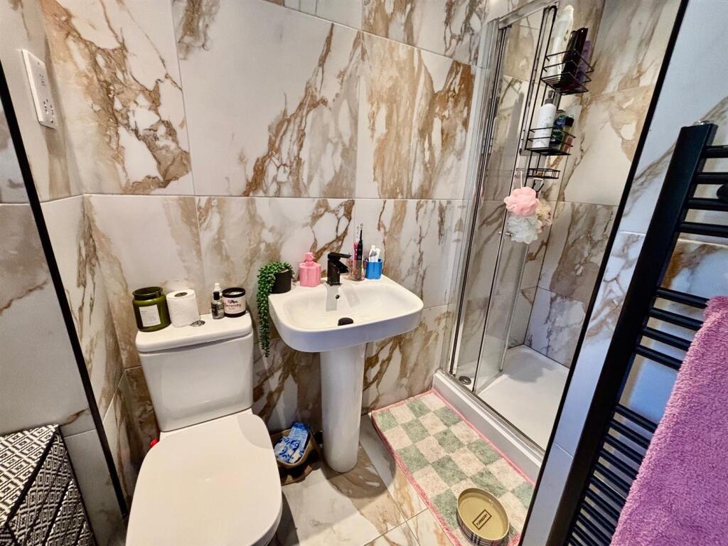 Shower Room/En suite