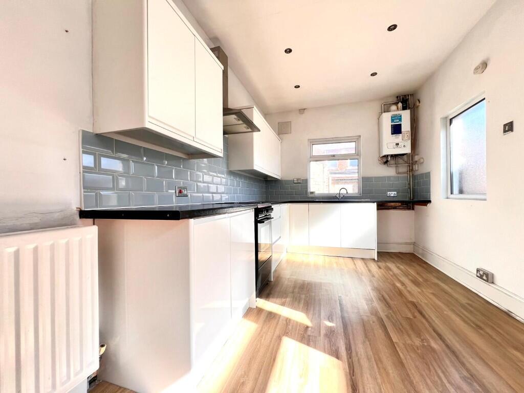 FITTED KITCHEN