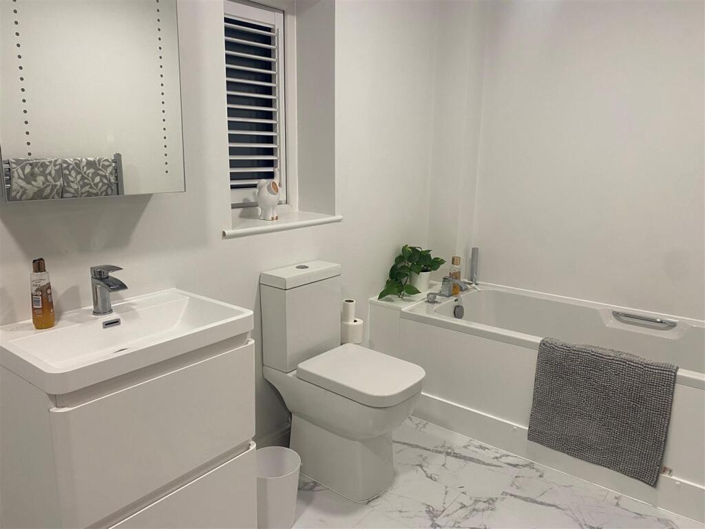 En-Suite Bathroom