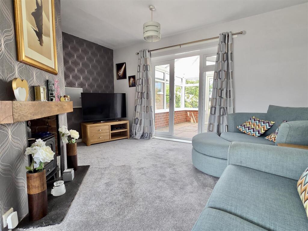 LOUNGE WITH DINING AREA