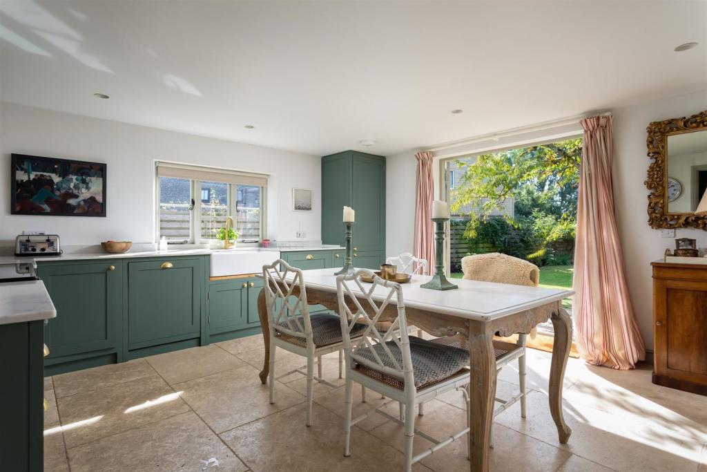 30 - 41 Ampney Crucis - GL7 5SF - Web.jpg