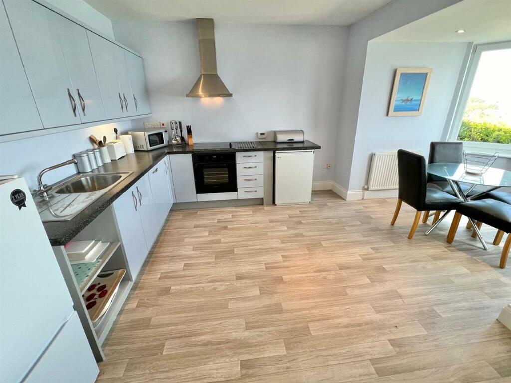 Kitchen/ Dining Room