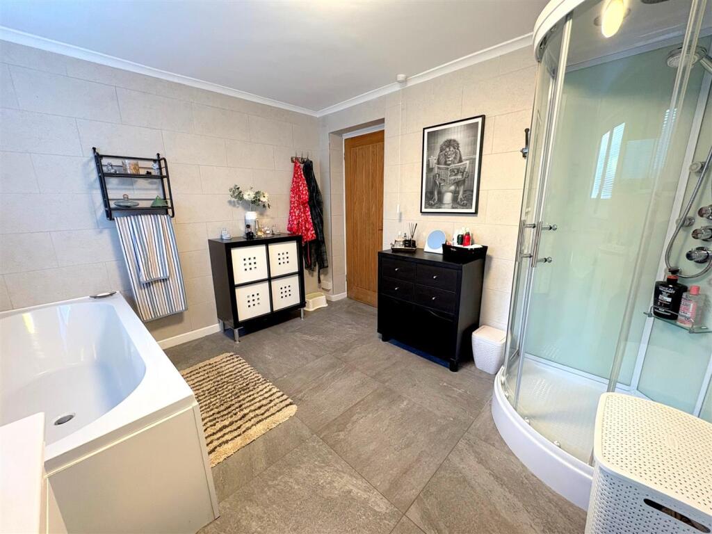 Bathroom c.jpg