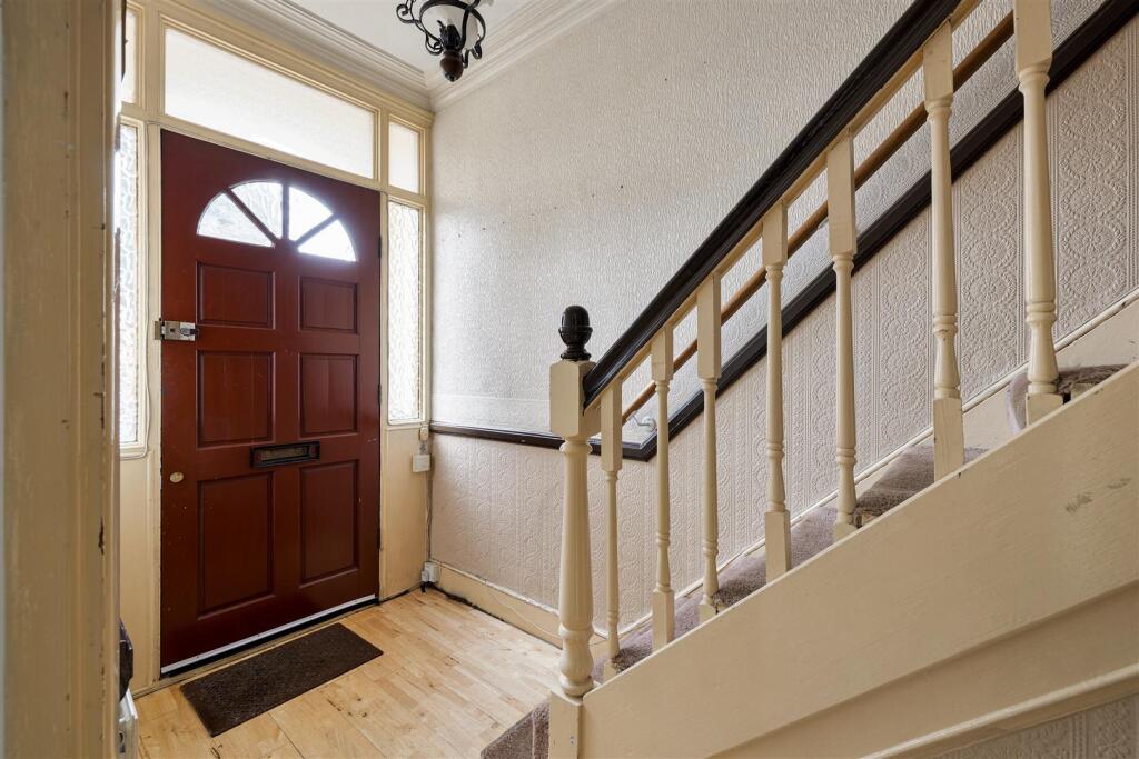 Selwyn Avenue, E4