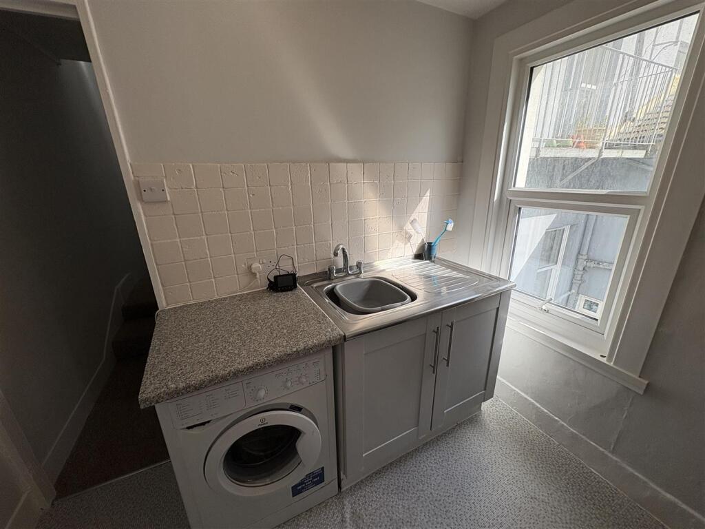 Kitchen 2.jpeg